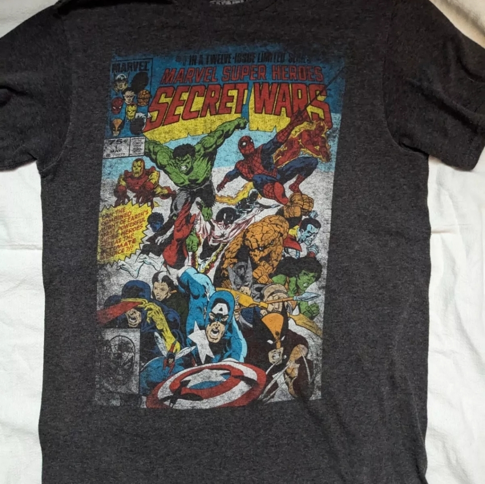 Marvel Comics Super Heroes Secret Wars Comic Book Cover Collage T-shirt Size: S